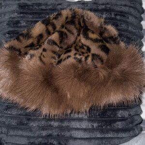 BRAND NEW‼️‼️‼️


Leopard Print Faux Fur Hat🖤🤎